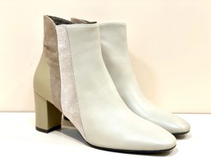 ベージュショートブーツ👢